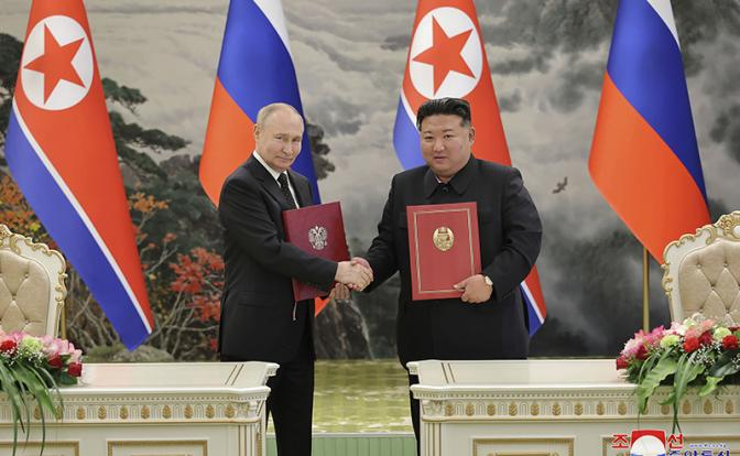 Россия и Северная Корея заключили договор о стратегическом партнерстве, включающий в себя пункт о взаимной обороне, в ходе недавнего визита президента Путина в Пхеньян, которому предшествовал визит...
