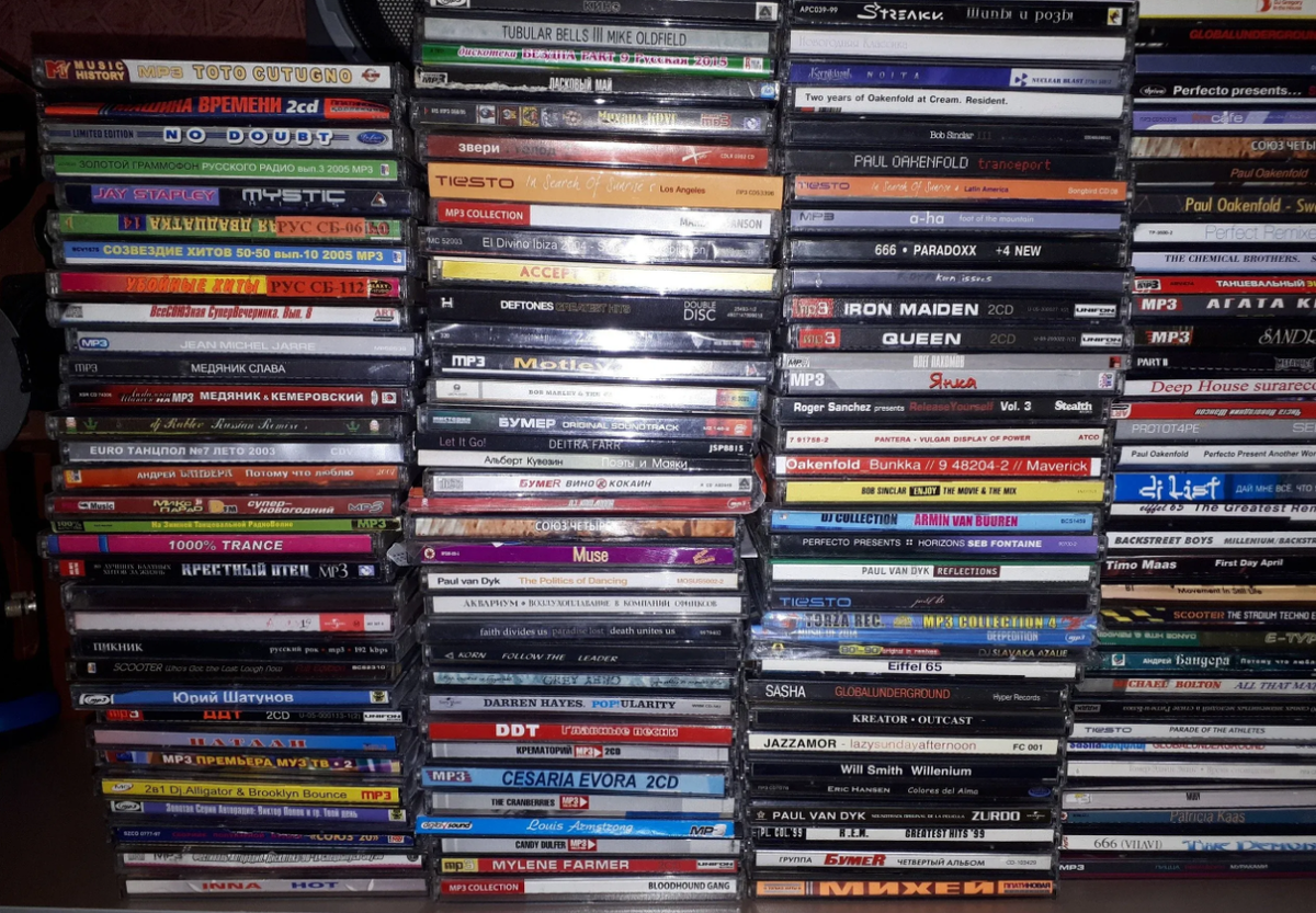 Изображение из свободного доступа: CD диски 2000-х