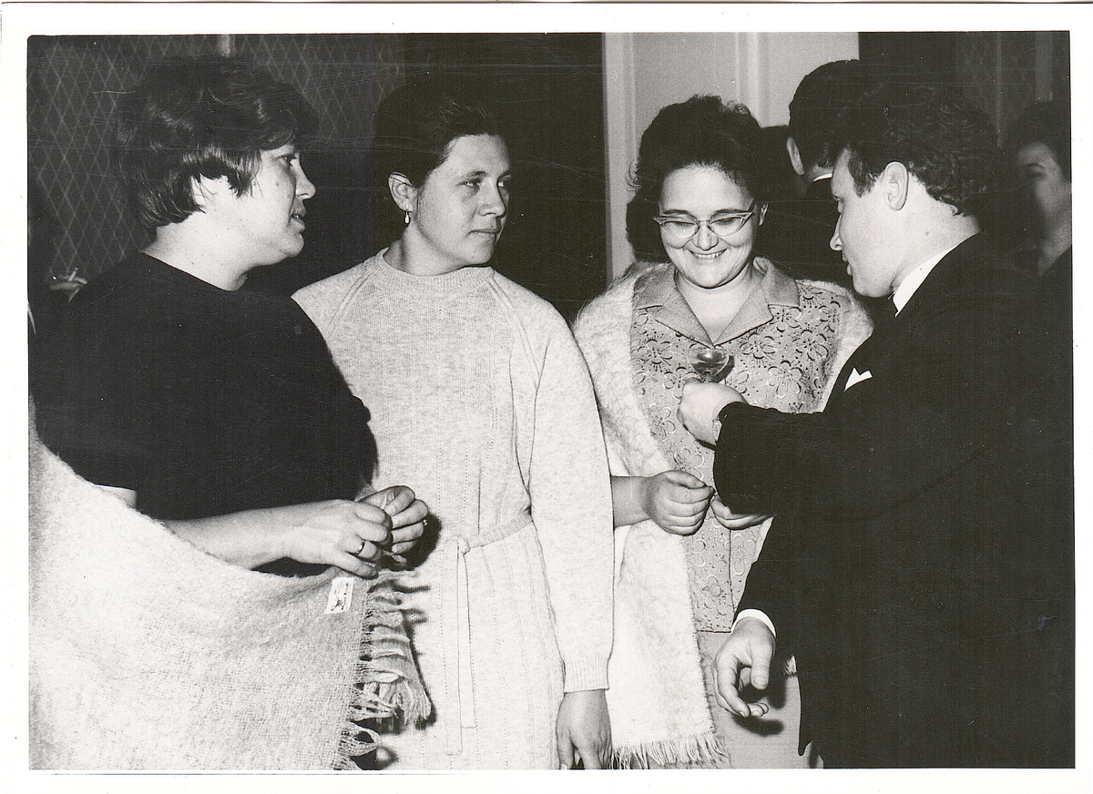 Встреча Нового 1969 года в нашей советской коммуне. Папа, как всегда, массовик затейник. 