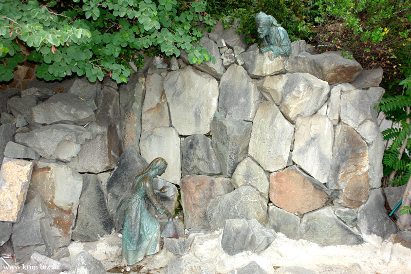 Девушка Арзы и разбойник Али-Баба. арх. Адамсон, 1910г.,  по заказу князя Ф.Ф.Юсупова, одна из главных достопримечательностей Мисхора, расположена на Мисхорской набережной, Южный берег Крыма или ЮБК. Фото из Интернета