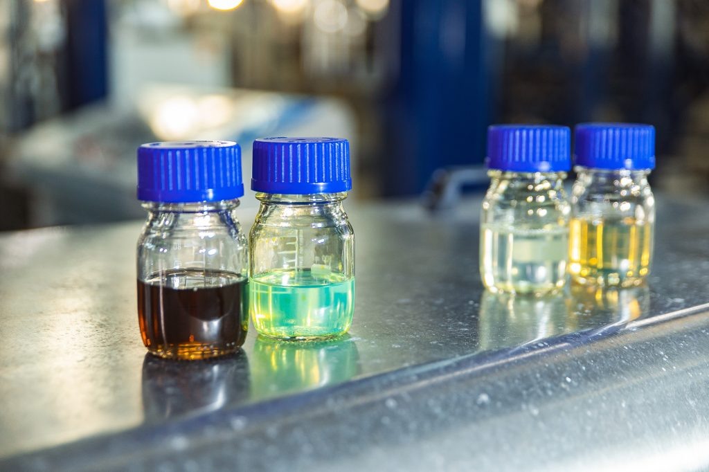    Дизельная фракция нефти (в емкости слева) и дизельное топливо после гидроочистки