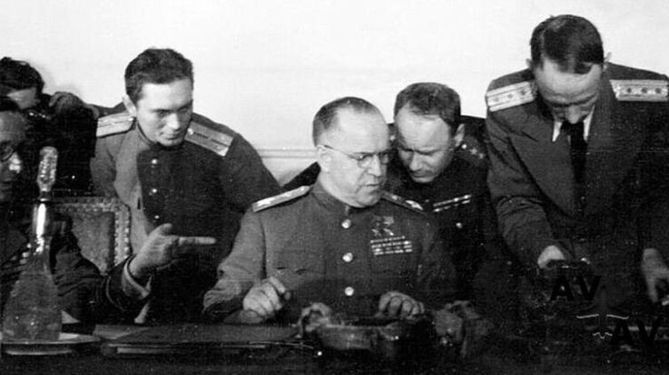 Маршал Георгий Жуков во время подписания акта о капитуляции Германии. Дата съемки: 8 мая 1945. Слева от Георгия Жукова – маршал авиации Великобритании Артур Теддер. В центре стоит переводчик старший лейтенант Анатолий Мицкевич (будущий писатель-фантаст Анатолий Днепров)