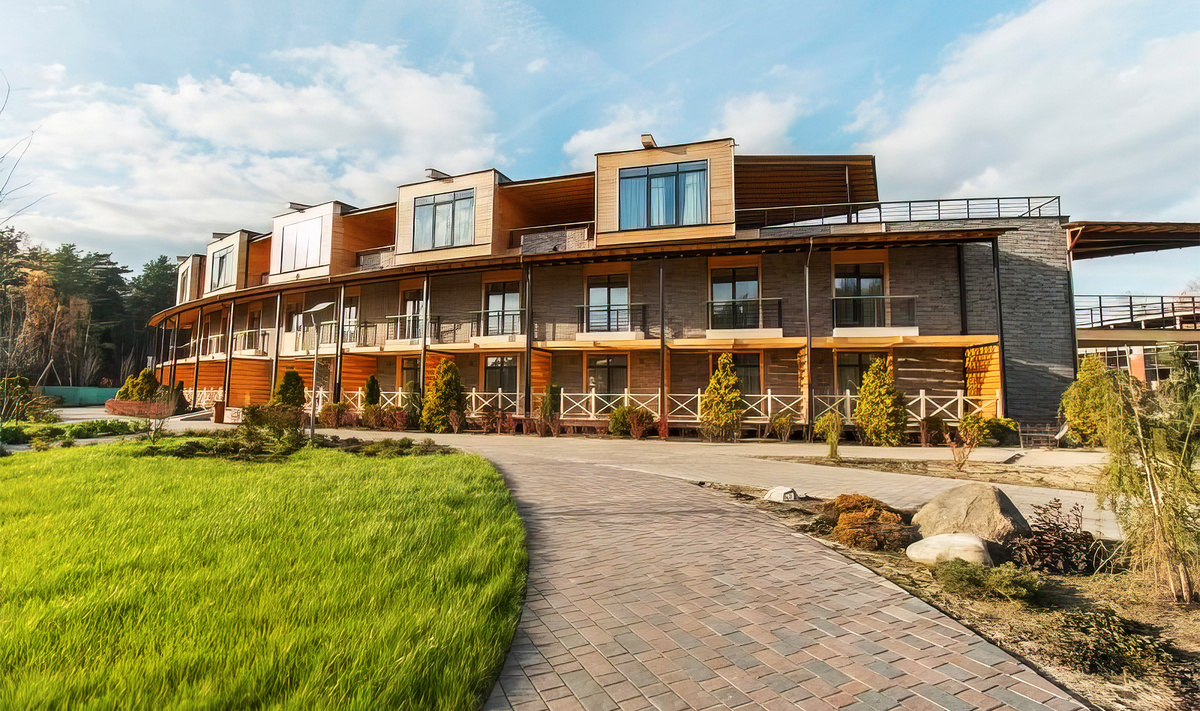 На востоке от Москвы, в 12 км от МКАД можно найти большой загородный отель с озером и уютными беседками на берегу.