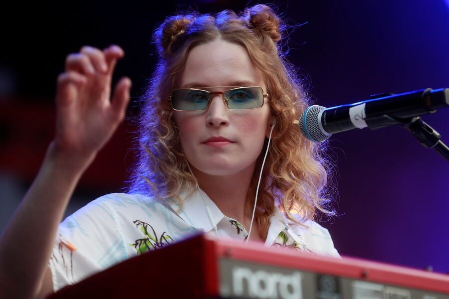    Певица Монеточка (Елизавета Гырдымова, физическое лицо, признанное в РФ иностранным агентом) © Сергей Фадеичев/ТАСС