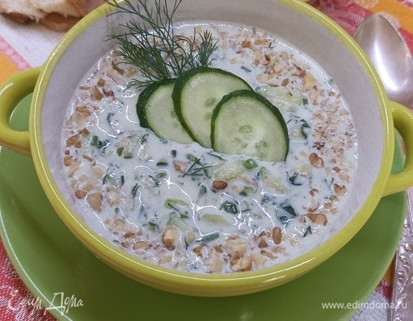 Зеленый холодный суп с орехами