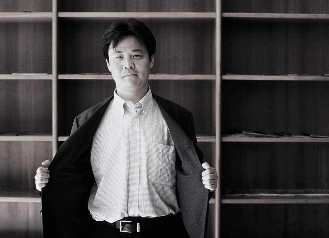 Писатель Юй Хуа, автор  новеллы «Ошибки у реки»