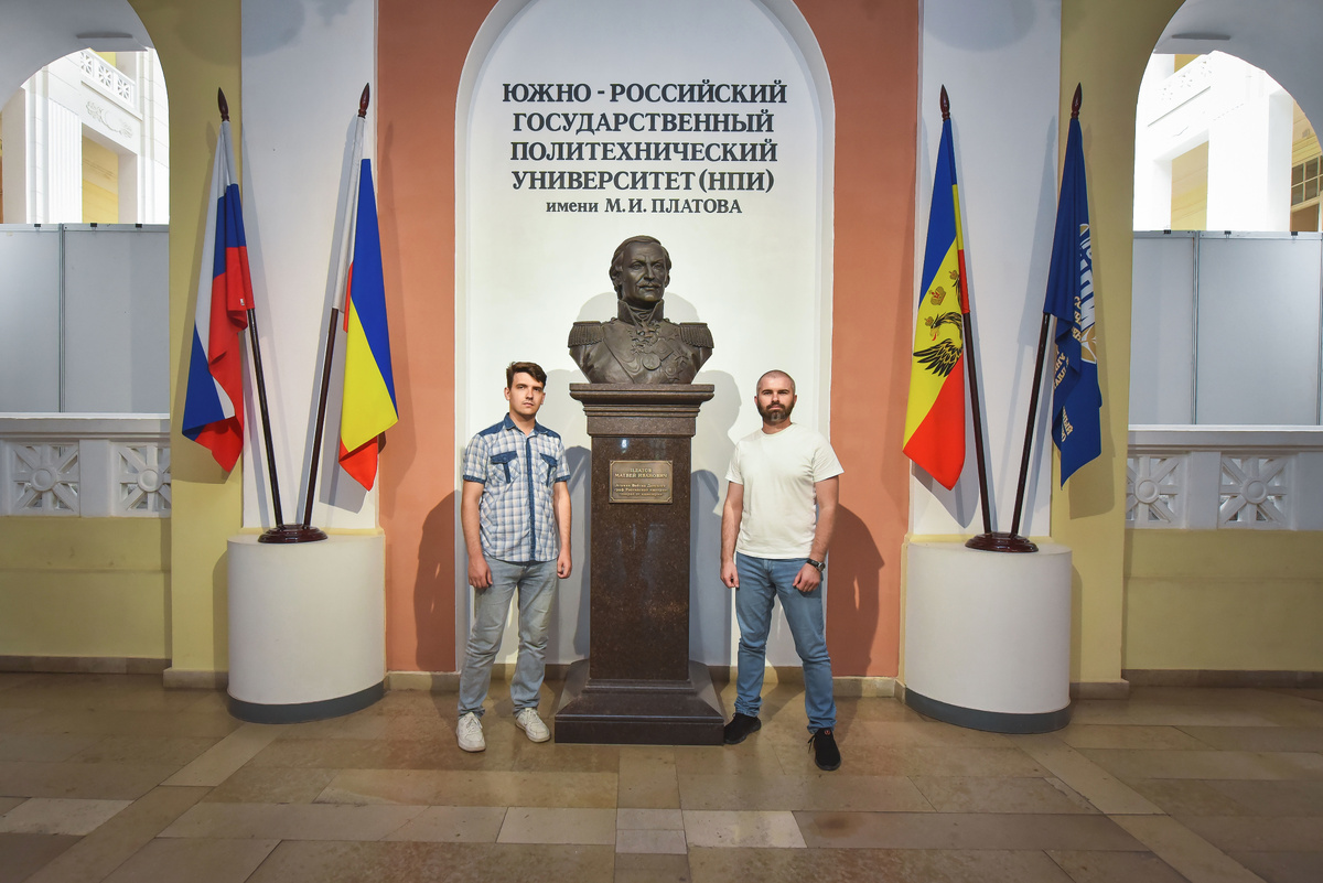 Аспиранты кафедры "Общая химия и технология силикатов" - обладатели стипендии Президента РФ - Сергей Трофимов и Юрий Новиков.