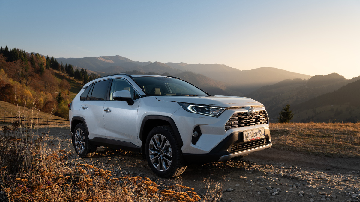 Toyota RAV4 — небольшой семейный внедорожник с броским дизайном и просторным салоном.