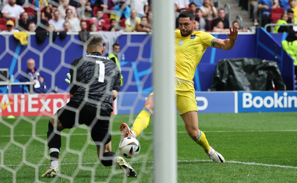 Украина одержала волевую победу над словаками и сохранила шансы на выход в плей-офф. Фото: globallookpress
