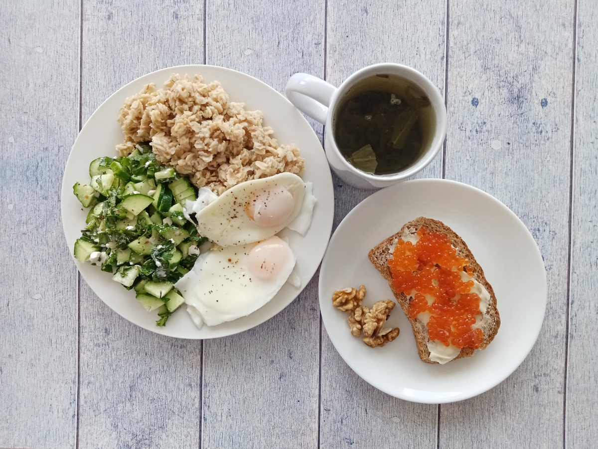 19.06. Завтрак. Овсянка с салатом и яйцом. Бутерброд с маслом и икрой. орехи и зелёный чай.