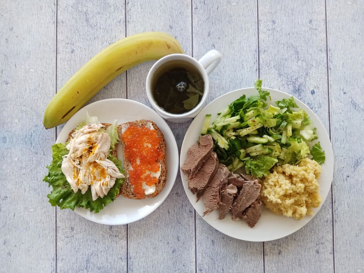 Обед. Пшено, салат и сердце отварное. Бутерброд с икрой, бутерброд с курицей и зелёный чай. Банан не осилила, съела позже. И на ужин было только морожение).