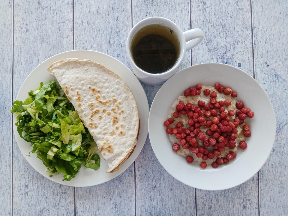 20.06. Завтрак. Овсянка на молоке с земляникой. Лаваш с яйцом, курицей и зеленью, салат и зелёный чай.