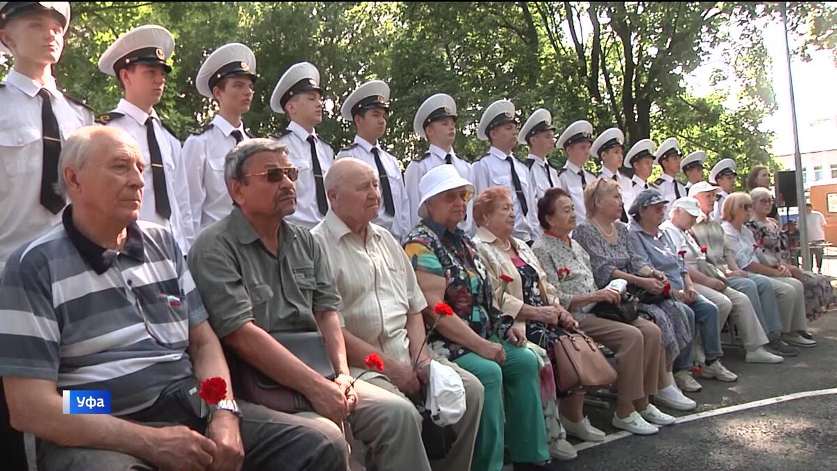    В Уфе жители Ленинского района почтили память погибших в годы ВОВ