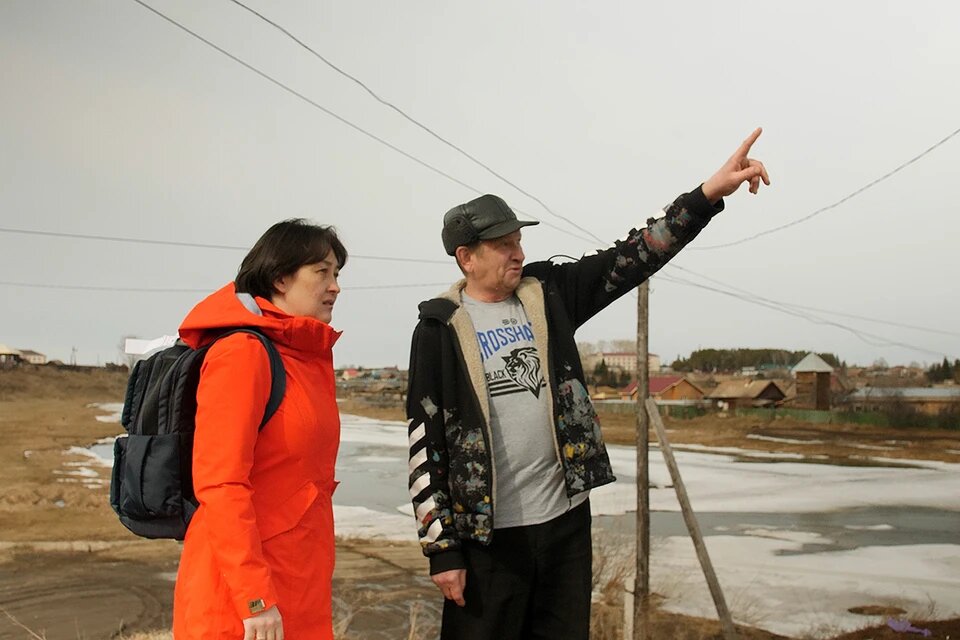 Валерий Визул показывает журналисту «КП», на какой высоте летели шары. Фото: Вартан ХАЧАТУРЯН