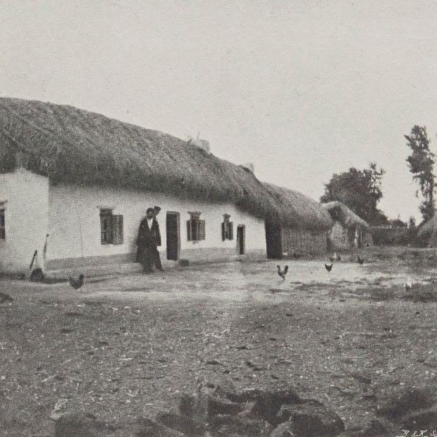 Кабардинский дом в ауле Баташево, Терская область. Фотограф барон де Бай. Барон Жозеф де Бай был французским археологом и путешественником. Много раз посещал Российскую Империю, участвовал в археологических раскопках на территории России и даже называл себя «полуфранцузом — полурусским». Во время своего путешествия по Кавказу сделал более 500 уникальных фотографий.