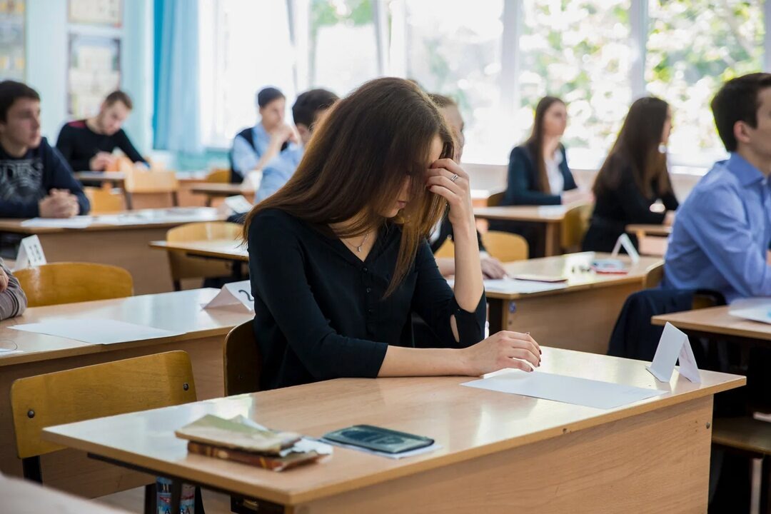   ...Опять, опять эти экзамены, будь они неладны. Руководство школы написало о сдаче ОГЭ в резервные дни.