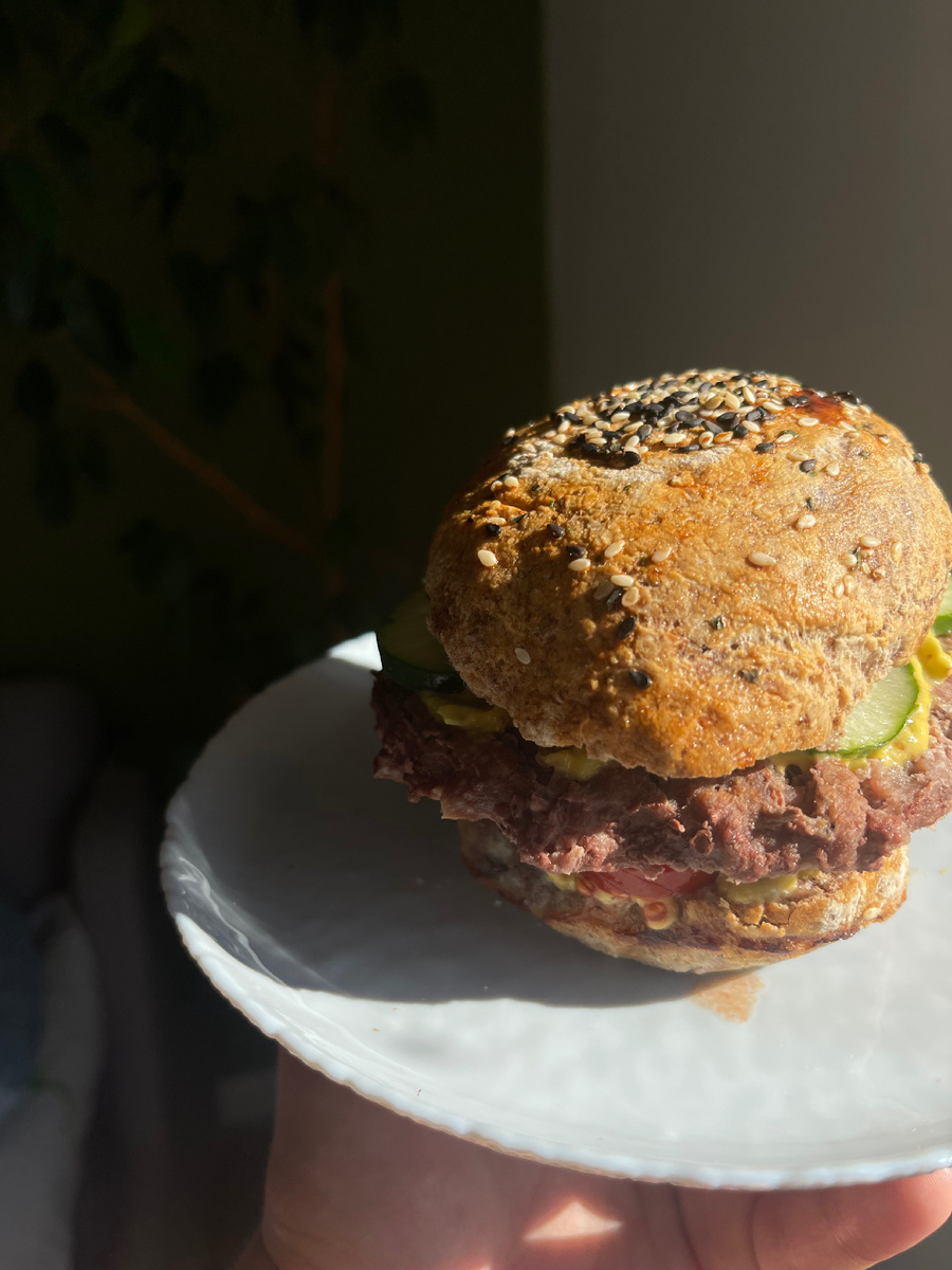 Рецепт этого сочного бургера в статье.