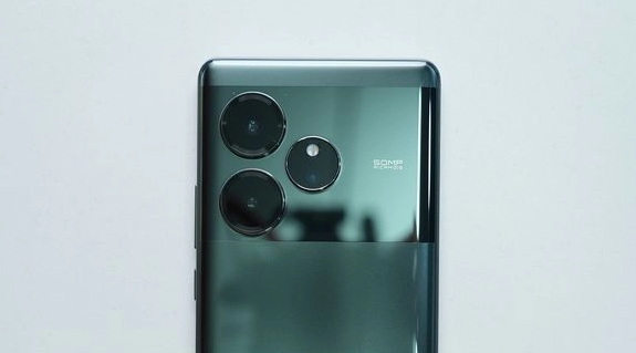 С точки зрения дизайна оба телефона выглядят очень похоже. Спереди мы видим расположенный по центру вырез под камеру и тонкие рамки вокруг дисплеев.-2