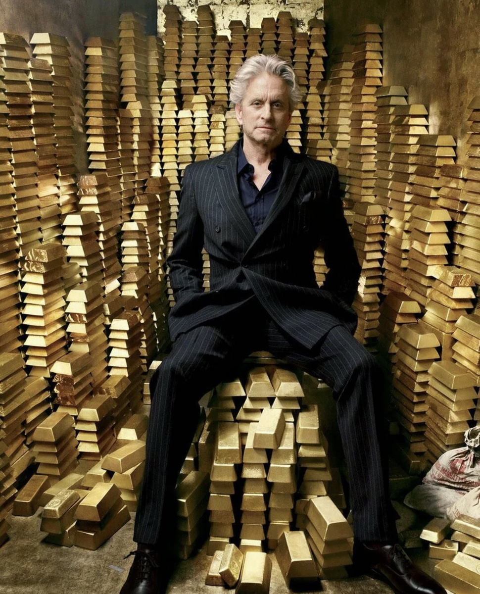 Майкл Дуглас. Не смотрела его дату - просто классный актёр:)