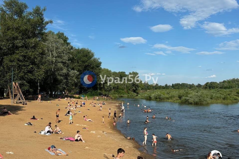    Пляжи в Оренбурге в этом году работать официально не будут. Но жители все равно купаются и загорают