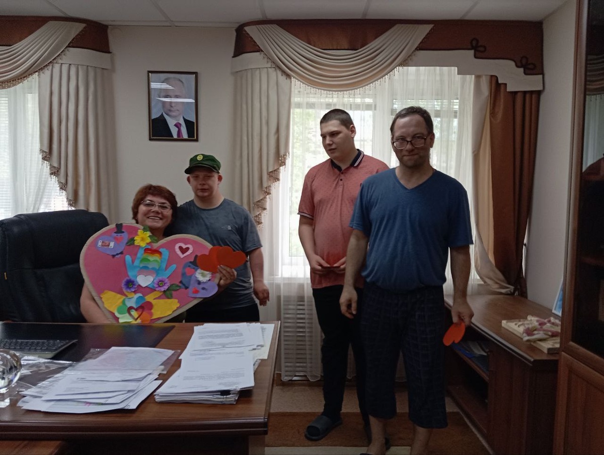 8 июня, в этот солнечный день, праздник тех людей, которые сами подобно солнышку дарят тепло и добро! Ребята поблагодарили за труд наших сиделок, помощников по уходу, работников столовой, буфета, прачечной и бани, социальных специалистов, реабилитологов и административный корпус, а руководители отметили достойную работу благодарственными письмами.  С днём социального работника! Пусть работа всегда будет в радость!
