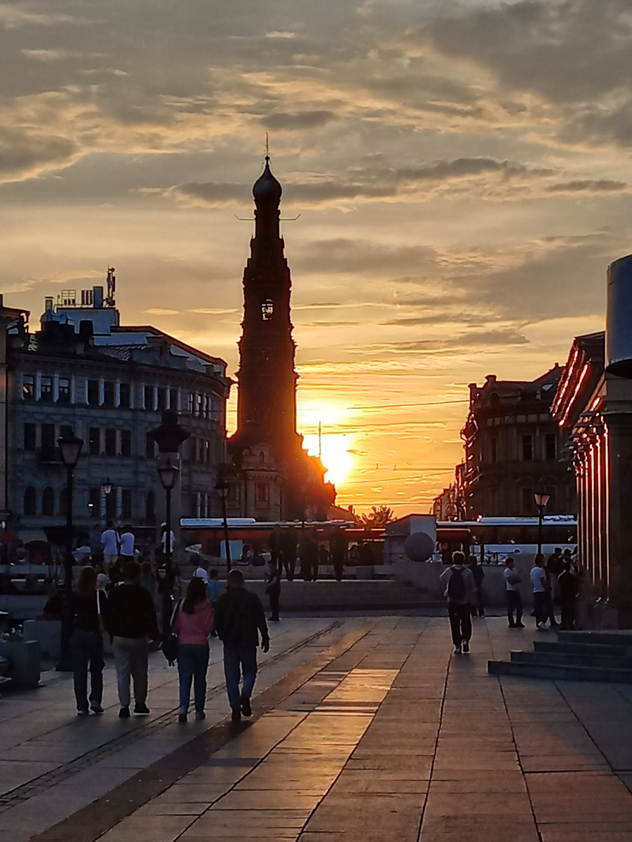 Улица Баумана на закате, впереди видны экскурсионные автобусы