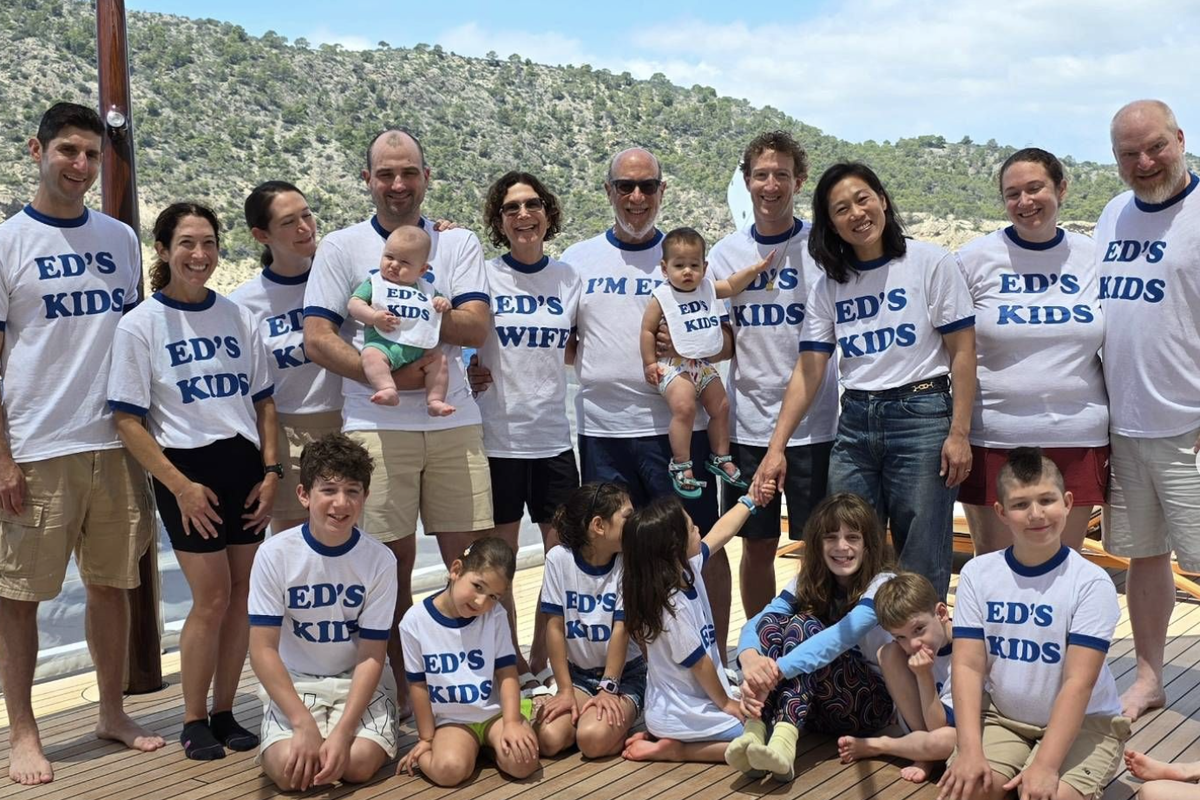     Марк Цукерберг подарил себе яхту с теннисным кортом и вертолетной площадкой на 40-летие