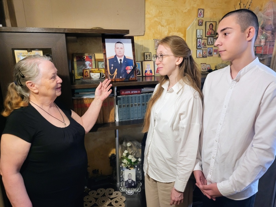 Екатерина Лагуткина с волонтером Александром Ченским в гостях у Людмилы Алексеевны Тотиковой