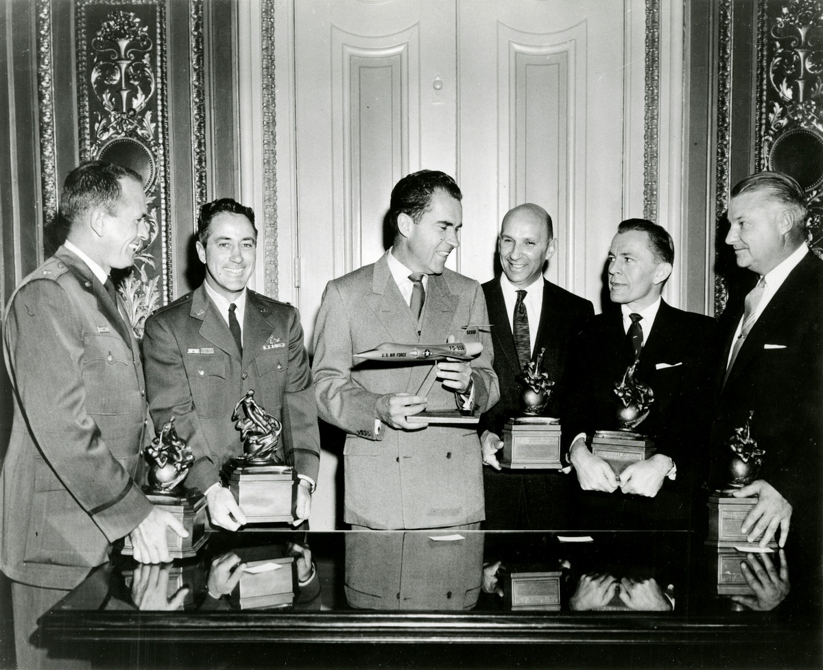 Фотография 1959 года. Вице-президент США Ричард М. Никсон (в центре, с моделью истребителя F-104) с обладателями приза Кольера (Collier Trophy) 1958 года. Слева направо: Walter W. Irwin, Howard C. Johnson, Richard Nixon, Gerhard Neumann, Neil Burgess, Clarence Leonard "Kelly" Johnson.
