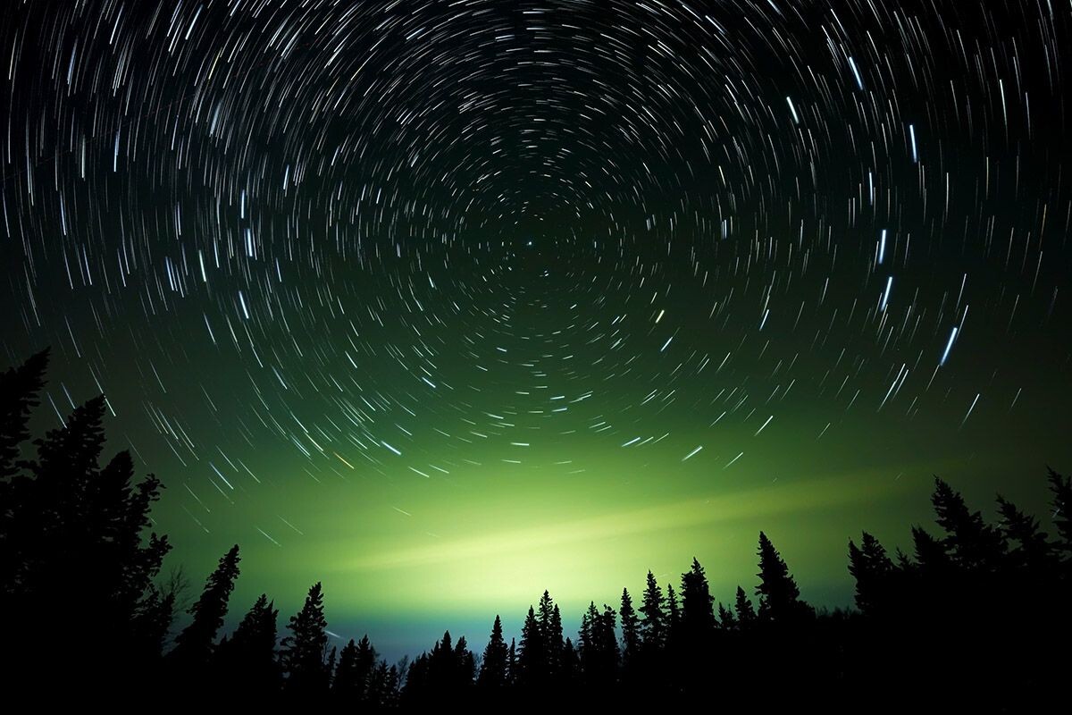 Если сфотографировать Полярную звезду на длительной выдержке, она будет практически в центре круга из размытых следов других светил. Источник: shutterstock.com📷
