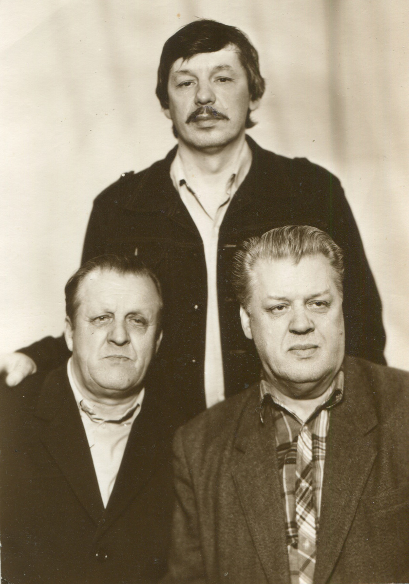 Фото: Виталий Рыбаков с братьями -- Николаем(слева) и Анатолием(справа). 