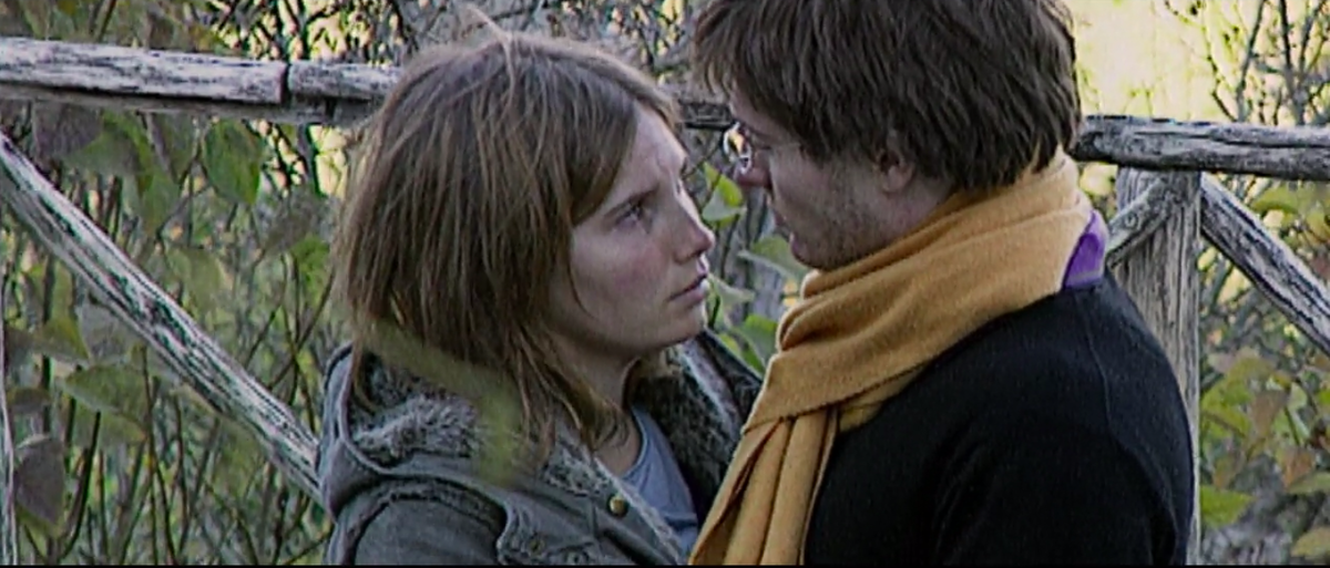 Кадры оперативной съемки во время осмотра полицией места преступления