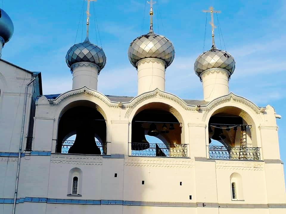 Звонница Успенского собора на территории ростовского кремля. Некоторые из 15 колоколов имеют имена: " Сысой" (самый большой, 32-х тонный колокол), "Лебедь", " Ясак", " Голодарь". 
