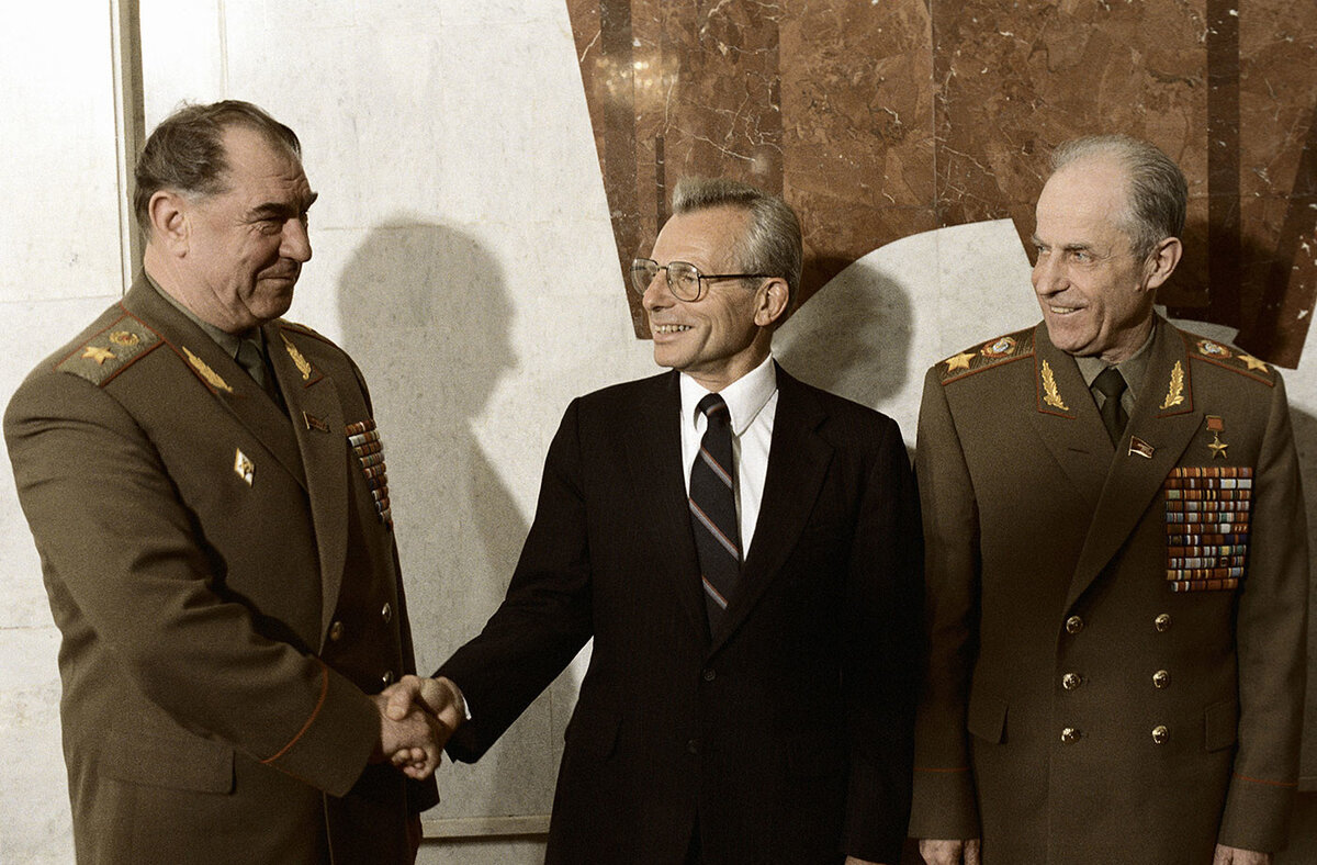 Министры обороны СССР (Язов) и США (Карлуччи) на переговорах в 1988 году
