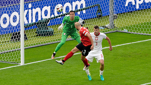    Гернот Траунер открывает счет в матче. Reuters