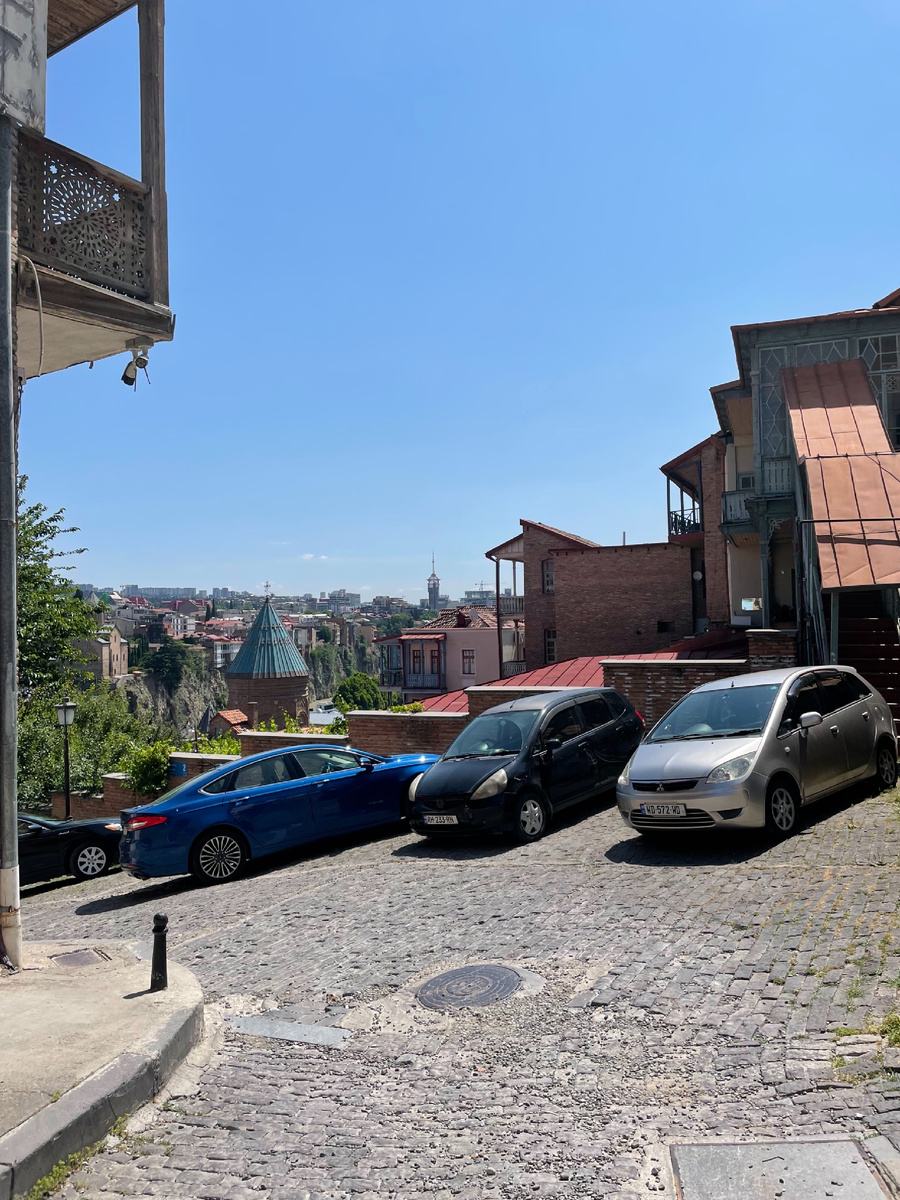 Иногда улочки старого города вот под таким уголом, заезжать на машине было довольно сложно 