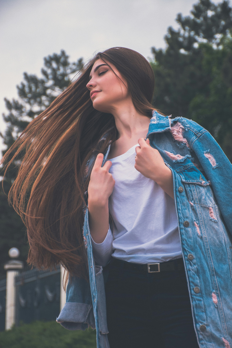 https://unsplash.com/photos/woman-holding-her-white-shirt-flipping-hair-RfoISVdKM4U