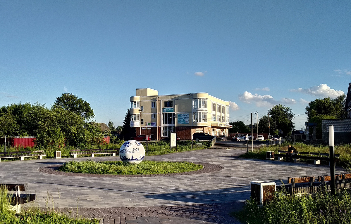  Парк у ст. Гжель, арт-объект "Гжель - 7 веков истории" в июне 2024 года, фото автора