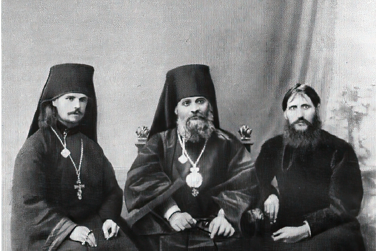 © Wikimedia Commons | Молодой Григорий Распутин, запечатленный со своими собратьями-монахами. Тот, что слева, Илиодор, возможно, организовал первое покушение на жизнь Распутина. После революции он закончил свою жизнь уборщиком в Нью-Йорке