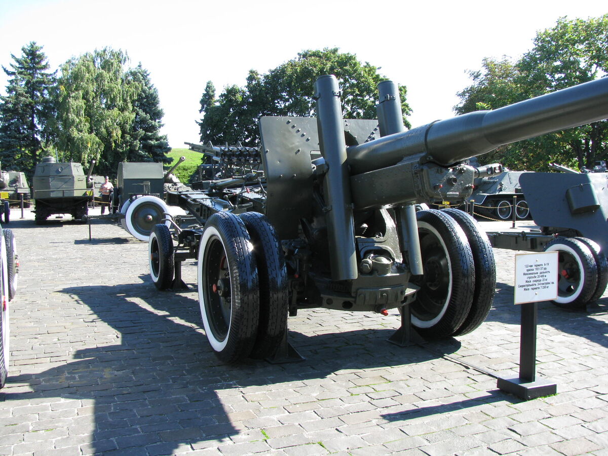 Главным отличием модификации корпусной пушки А-19 образца 1931/37 гг. калибра 122 мм от ее предшественницы образца года 1931-го стали  лафет и шасси, подобный примененным на шестидюймовке МЛ-20. Фото: С.Г. Мороз