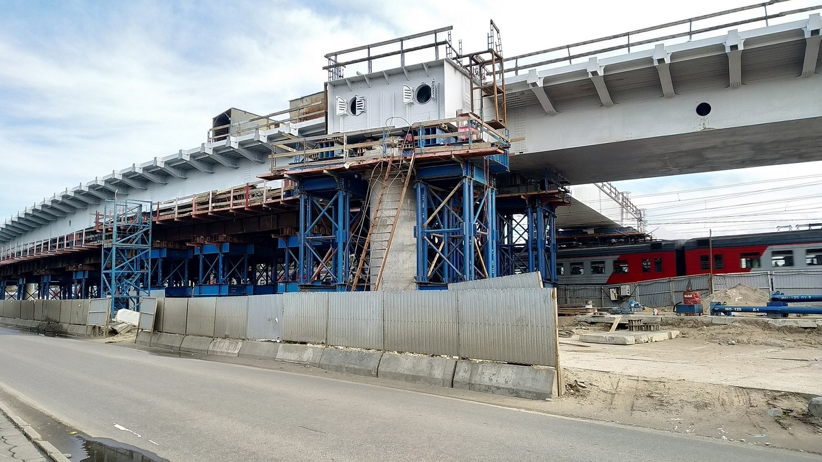 Строительство путепровода над путями ж.д. Рязанского направления в июне 2024 года (ул. Леволинейная), фото автора 