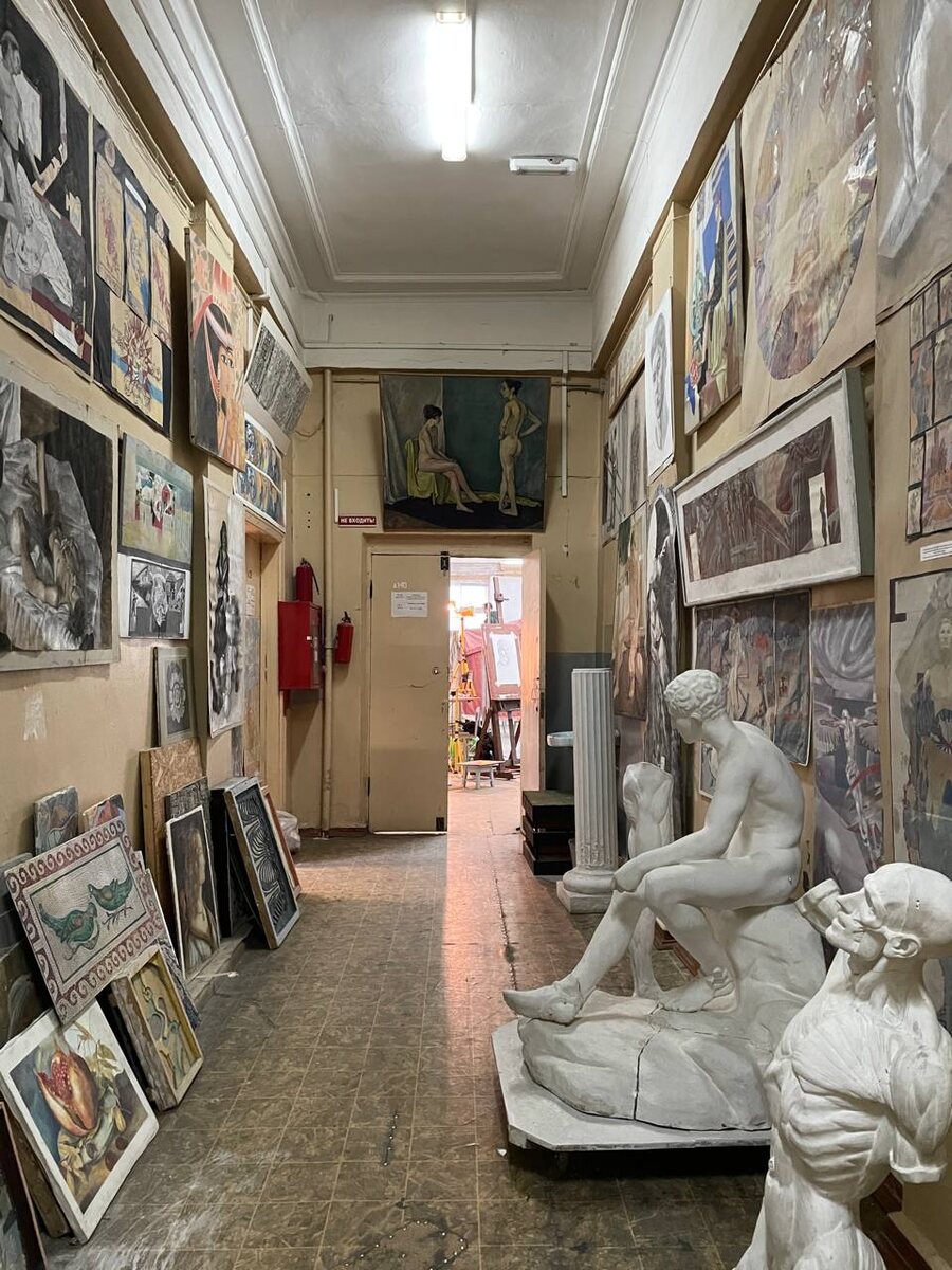 Вход в художественную Нарнию. Запомните его таким, скоро там будет ремонт и всё станет скучным и вылизанным. Так уходят эпохи.