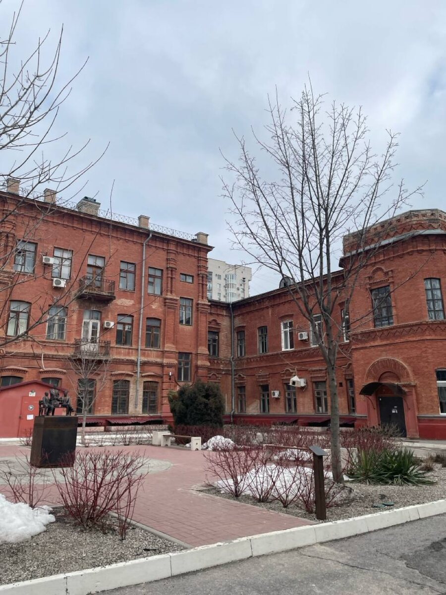 Вид с улицы на здание, где распологается художественная студия. ИАиС ВолгГТУ