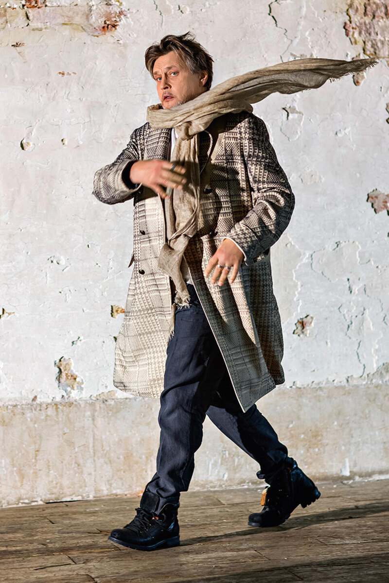    На Александре Юрьевиче: пальто Pasini, пиджак, брюки и футболка Lardini — все Bosco di Ciliegi Филипп Гончаров