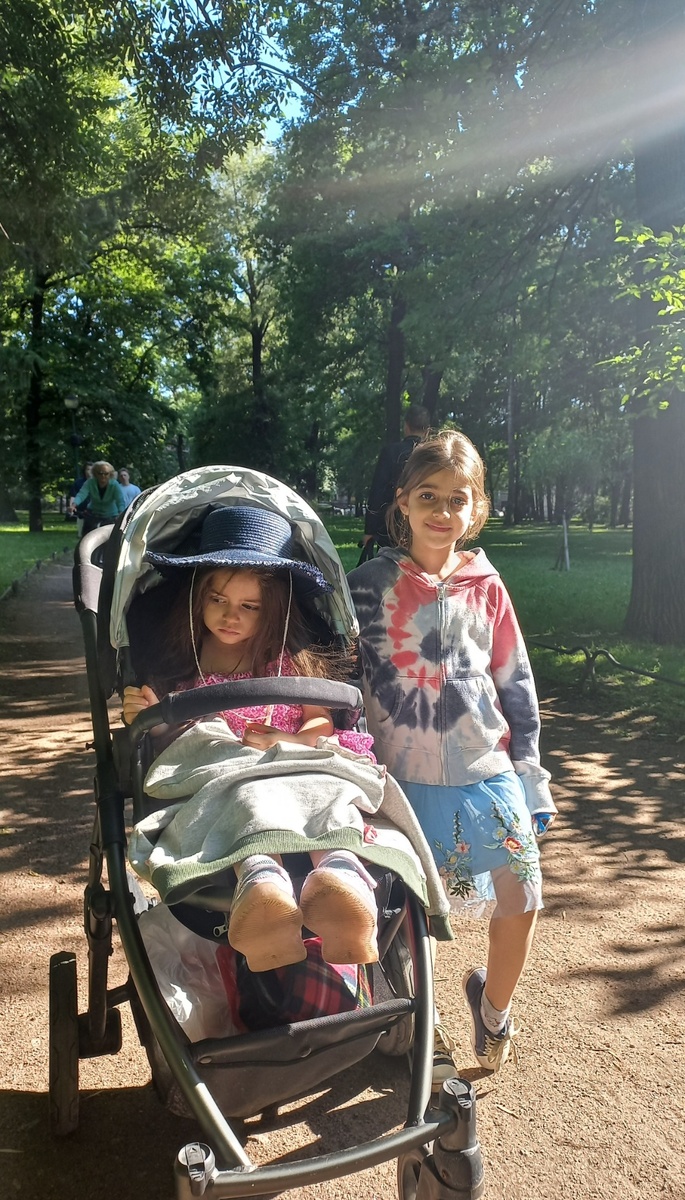 Таврический сад- это зелёный оазис в городе. Tavrichesky Garden is a green oasis in the city.