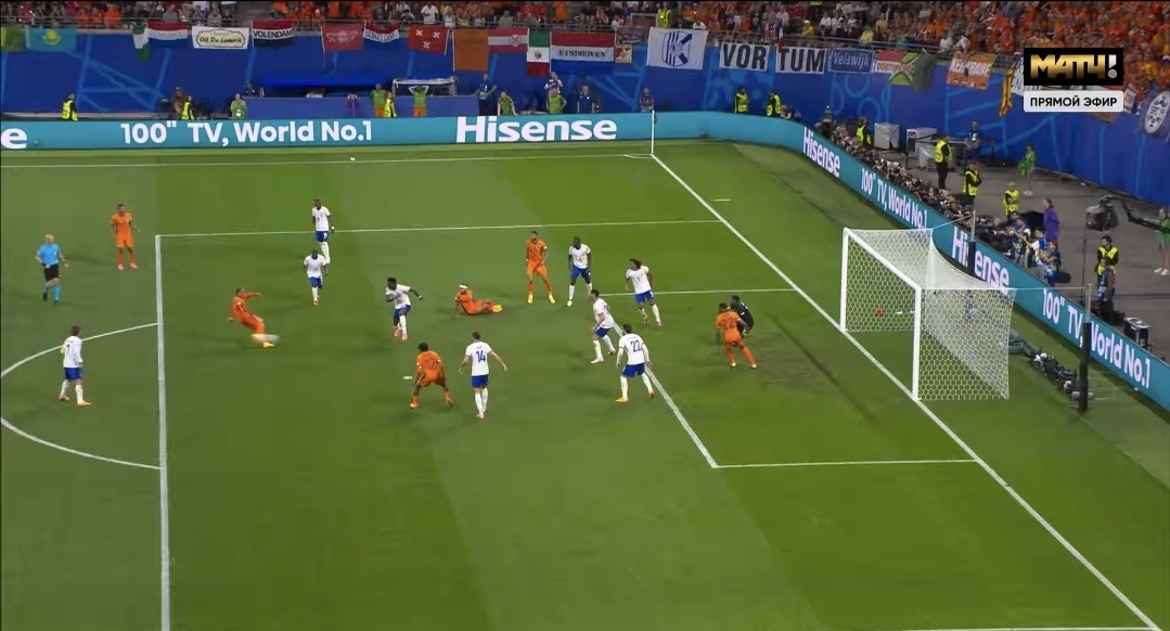 Сборная Голландии забивает гол, который ошибочно отменят из-за пассивного офсайда. Скриншот с видео "Матч ТВ"