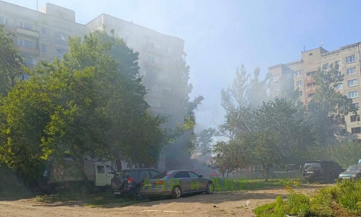 В результате обстрела Первомайска в ЛНР со стороны ВСУ обрушилась стена многоквартирного дома, источник – Телеграм-канал Донбасс решает 