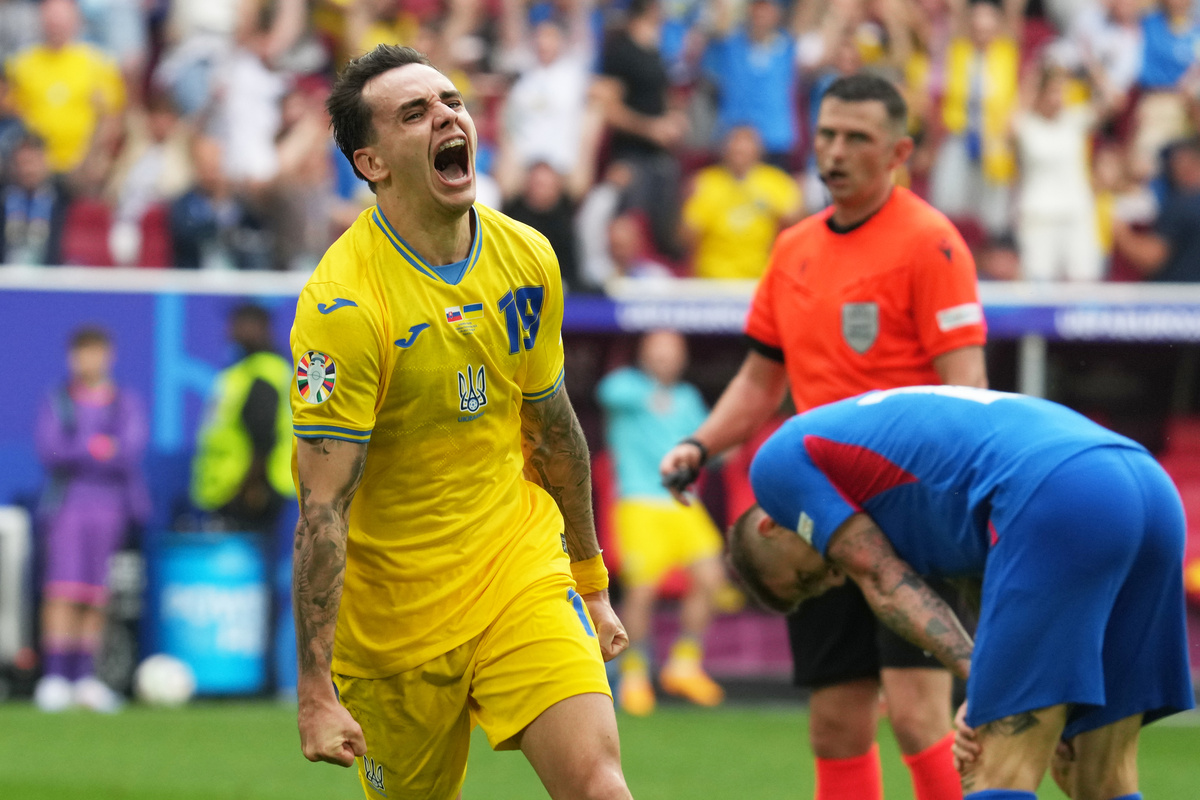    Но во втором тайме подопечные Сергея Реброва перевернули ход противостояния. А главным героем стал полузащитник Николай Шапаренко. Сначала он, воспользовавшись прострелом Александра Зинченко с левого края, отправил мяч в ближний угол / Gettyimages.ru