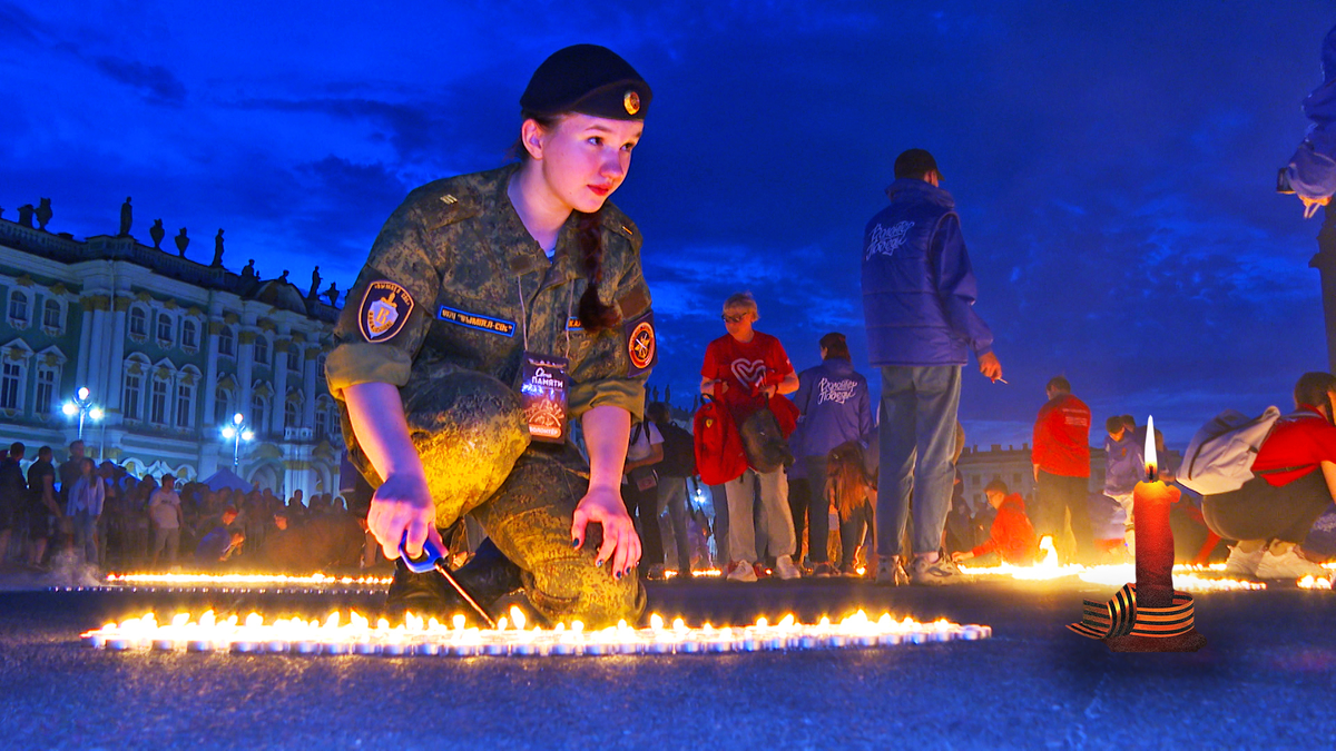 🕯️Огонь памяти: 80 000 свечей озарили Дворцовую площадь Санкт-Петербурга в честь героев блокады Ленинграда