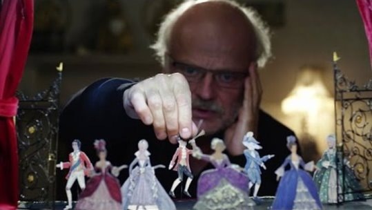 Режиссёр (Сергей Барский) и его театральные персонажи.